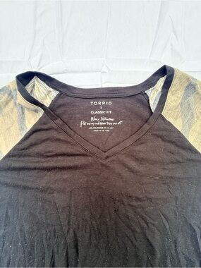 #85 torrid Black V-Neck Raglan Sleeve Tee with Striped camo Sleeves-size(L)